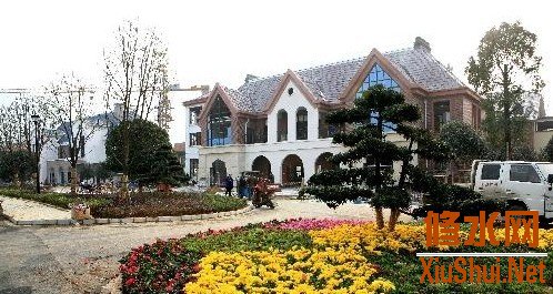 项目总占地面积270亩,建筑面积6.6万平方米,总投资2.6亿元。是集休闲娱乐、餐饮消费、旅游观光于一体的综合性地标项目,建有长约1公里的风情文化街区、高档休闲会所、酒店式公寓等。2012年3月签约,6月开工。