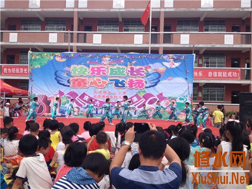 5月28日，在“六·一”国际儿童节即将到来之际，大桥镇小学举办了主题为 “快乐成长·童心飞扬”的文艺汇演。学生、家长、教师与参会嘉宾一起，共同庆祝孩子们的节日。舞台上，孩子们热情洋溢、健康活泼的演出，博得了台下观众的阵阵掌声。一个个精彩的节目，展示了师生风采，既丰富了校园文化生活，更促进了学生全面发展，也赢得了社会的广泛赞誉。