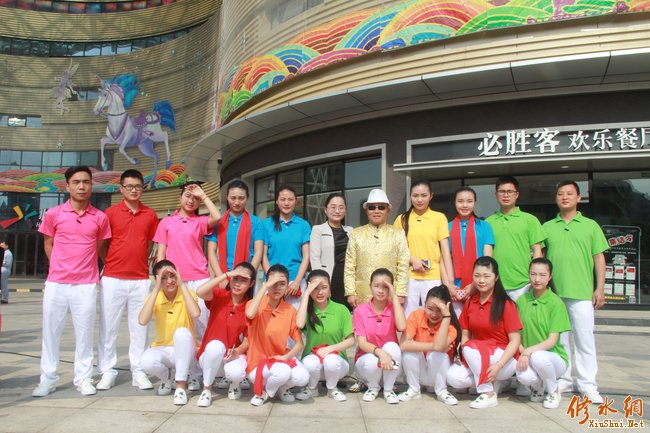 说唱小品《扶贫路上就业人》歌颂我县就业局精准扶贫,为下岗人员、移民村民、社区居民培训上岗,小额贷款扶持他们就业脱贫,走上致富之路。节目有思想性、艺术性、观赏性。参加九江市《劳动创造幸福》文艺汇演,受到市、局领导和两千多名观众的高度赞扬,当之无愧表演第一。编导:赖显生,编舞:丁瑜佳:主演:杨芳。由修水县劳动就业局选送参演